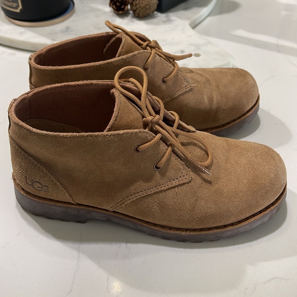 UGG boots Reiley Big Kid 4 - chestnut suede like new condition